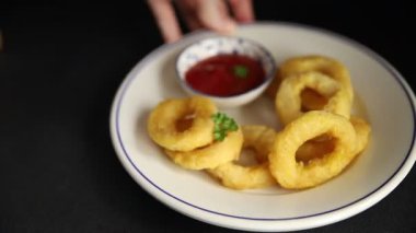 Colmar halkaları kızarmış yiyecek fast food çıtır çıtır aperatif taze lezzetli gurme yemek arkaplanı masa rustik gıda üst görünümü fotokopi alanı üzerinde