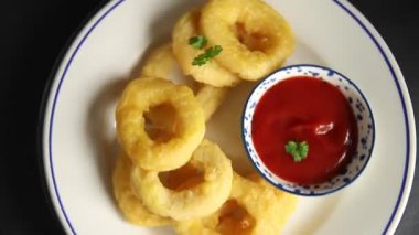 Colmar halkaları kızarmış yiyecek fast food çıtır çıtır aperatif taze lezzetli gurme yemek arkaplanı masa rustik gıda üst görünümü fotokopi alanı üzerinde