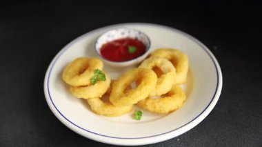 Colmar halkaları kızarmış yiyecek fast food çıtır çıtır aperatif taze lezzetli gurme yemek arkaplanı masa rustik gıda üst görünümü fotokopi alanı üzerinde
