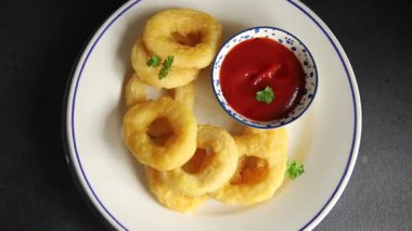 Colmar halkaları kızarmış yiyecek fast food çıtır çıtır aperatif taze lezzetli gurme yemek arkaplanı masa rustik gıda üst görünümü fotokopi alanı üzerinde