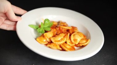 Ravioli domates sosu ikinci tabak taze gurme yemek arkaplanı masa rustik gıda üst görünüm fotokopi alanı