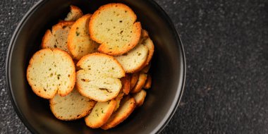 Sebzeli çıtır ekmek, kızarmış ekmek, lezzetli aperatif, lezzetli gurme yemek arka planı, kırsal yemek, üst görünüm, fotokopi alanı.