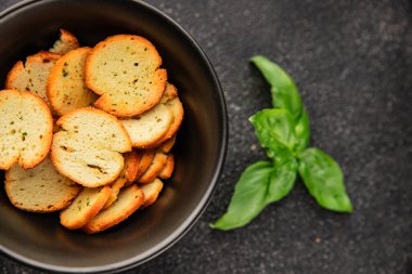 Sebzeli çıtır ekmek, kızarmış ekmek, lezzetli aperatif, lezzetli gurme yemek arka planı, kırsal yemek, üst görünüm, fotokopi alanı.