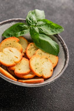 Sebzeli çıtır ekmek, kızarmış ekmek, lezzetli aperatif, lezzetli gurme yemek arka planı, kırsal yemek, üst görünüm, fotokopi alanı.