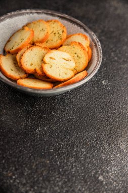 Sebzeli çıtır ekmek, kızarmış ekmek, lezzetli aperatif, lezzetli gurme yemek arka planı, kırsal yemek, üst görünüm, fotokopi alanı.