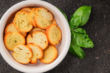 Sebzeli çıtır ekmek, kızarmış ekmek, lezzetli aperatif, lezzetli gurme yemek arka planı, kırsal yemek, üst görünüm, fotokopi alanı.