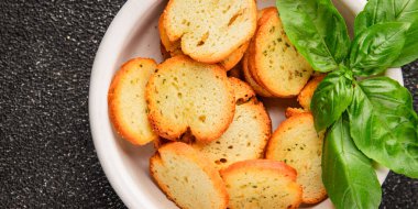 Sebzeli çıtır ekmek, kızarmış ekmek, lezzetli aperatif, lezzetli gurme yemek arka planı, kırsal yemek, üst görünüm, fotokopi alanı.