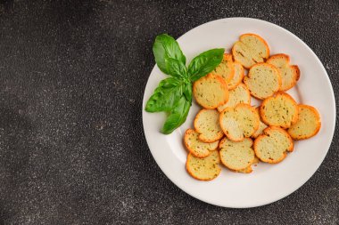 Sebzeli çıtır ekmek, kızarmış ekmek, lezzetli aperatif, lezzetli gurme yemek arka planı, kırsal yemek, üst görünüm, fotokopi alanı.