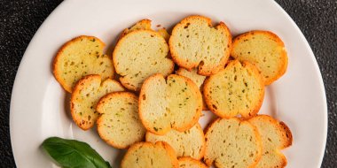 Sebzeli çıtır ekmek, kızarmış ekmek, lezzetli aperatif, lezzetli gurme yemek arka planı, kırsal yemek, üst görünüm, fotokopi alanı.