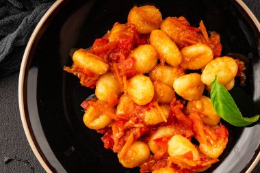 Gnocchi domates sosu taze lezzetli gurme yemek arkaplanı masadaki rustik yiyecekler üst görünüm fotokopi alanı