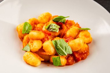 Gnocchi domates sosu taze lezzetli gurme yemek arkaplanı masadaki rustik yiyecekler üst görünüm fotokopi alanı