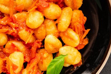 Gnocchi domates sosu taze lezzetli gurme yemek arkaplanı masadaki rustik yiyecekler üst görünüm fotokopi alanı