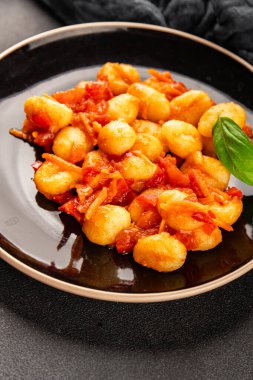 Gnocchi domates sosu taze lezzetli gurme yemek arkaplanı masadaki rustik yiyecekler üst görünüm fotokopi alanı
