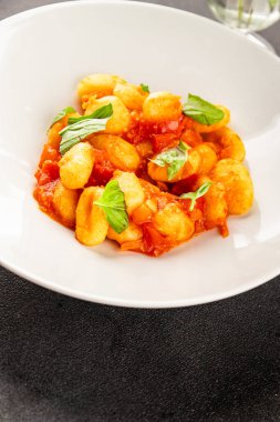 Gnocchi domates sosu taze lezzetli gurme yemek arkaplanı masadaki rustik yiyecekler üst görünüm fotokopi alanı
