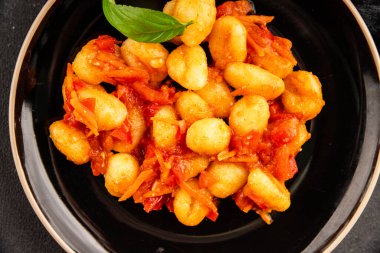 Gnocchi domates sosu taze lezzetli gurme yemek arkaplanı masadaki rustik yiyecekler üst görünüm fotokopi alanı