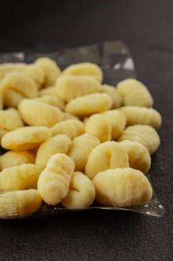 Gnocchi çiğ patates hamuru aperatifi taze lezzetli gurme yemek arkaplanı masa üzerinde rustik gıda üst görünüm fotokopi uzay vejetaryen gıda