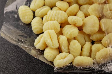 Gnocchi çiğ patates hamuru aperatifi taze lezzetli gurme yemek arkaplanı masa üzerinde rustik gıda üst görünüm fotokopi uzay vejetaryen gıda