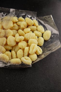 Gnocchi çiğ patates hamuru aperatifi taze lezzetli gurme yemek arkaplanı masa üzerinde rustik gıda üst görünüm fotokopi uzay vejetaryen gıda