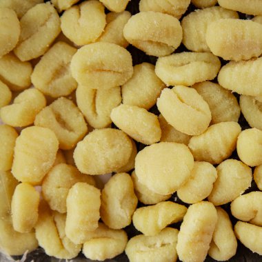 Gnocchi çiğ patates hamuru aperatifi taze lezzetli gurme yemek arkaplanı masa üzerinde rustik gıda üst görünüm fotokopi uzay vejetaryen gıda