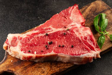 Çiğ biftek T-bone taze et prim biftek aperatif taze lezzetli gurme yemek arka planı masa rustik gıda üst görünüm fotokopi alanı