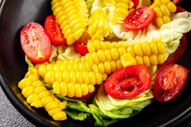 Mısır salatası, domates, taze sebzeler, taze lezzetli gurme, yemek, masa üstü yemek, fotokopi alanı, vejetaryen ve vejetaryen yemekleri.