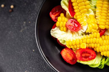Mısır salatası, domates, taze sebzeler, taze lezzetli gurme, yemek, masa üstü yemek, fotokopi alanı, vejetaryen ve vejetaryen yemekleri.