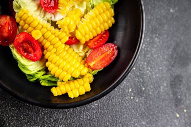 Mısır salatası, domates, taze sebzeler, taze lezzetli gurme, yemek, masa üstü yemek, fotokopi alanı, vejetaryen ve vejetaryen yemekleri.