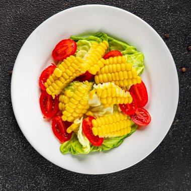 Mısır salatası, domates, taze sebzeler, taze lezzetli gurme, yemek, masa üstü yemek, fotokopi alanı, vejetaryen ve vejetaryen yemekleri.