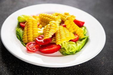 Mısır salatası, domates, taze sebzeler, taze lezzetli gurme, yemek, masa üstü yemek, fotokopi alanı, vejetaryen ve vejetaryen yemekleri.