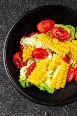Mısır salatası, domates, taze sebzeler, taze lezzetli gurme, yemek, masa üstü yemek, fotokopi alanı, vejetaryen ve vejetaryen yemekleri.