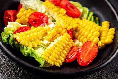 Mısır salatası, domates, taze sebzeler, taze lezzetli gurme, yemek, masa üstü yemek, fotokopi alanı, vejetaryen ve vejetaryen yemekleri.