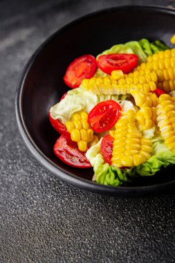 Mısır salatası, domates, taze sebzeler, taze lezzetli gurme, yemek, masa üstü yemek, fotokopi alanı, vejetaryen ve vejetaryen yemekleri.