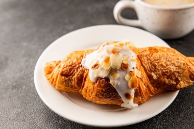 Kruvasan bademi taze pişmiş tatlı tatlı tatlı aperatif lezzetli gurme yemek arkaplanı masa kırsal yiyeceklerin üst görünümü fotokopi alanı.