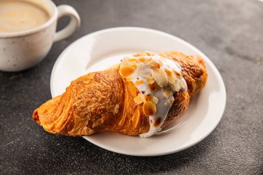 Kruvasan bademi taze pişmiş tatlı tatlı tatlı aperatif lezzetli gurme yemek arkaplanı masa kırsal yiyeceklerin üst görünümü fotokopi alanı.