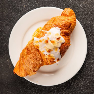 Kruvasan bademi taze pişmiş tatlı tatlı tatlı aperatif lezzetli gurme yemek arkaplanı masa kırsal yiyeceklerin üst görünümü fotokopi alanı.