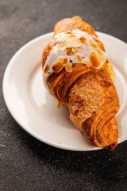 Kruvasan bademi taze pişmiş tatlı tatlı tatlı aperatif lezzetli gurme yemek arkaplanı masa kırsal yiyeceklerin üst görünümü fotokopi alanı.