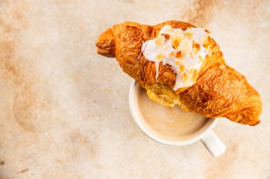 Kruvasan bademi taze pişmiş tatlı tatlı tatlı aperatif lezzetli gurme yemek arkaplanı masa kırsal yiyeceklerin üst görünümü fotokopi alanı.