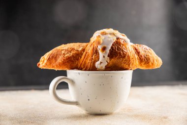 Kruvasan bademi taze pişmiş tatlı tatlı tatlı aperatif lezzetli gurme yemek arkaplanı masa kırsal yiyeceklerin üst görünümü fotokopi alanı.