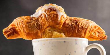 Kruvasan bademi taze pişmiş tatlı tatlı tatlı aperatif lezzetli gurme yemek arkaplanı masa kırsal yiyeceklerin üst görünümü fotokopi alanı.