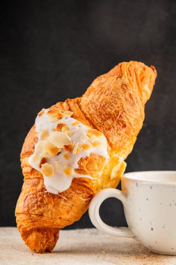 Kruvasan bademi taze pişmiş tatlı tatlı tatlı aperatif lezzetli gurme yemek arkaplanı masa kırsal yiyeceklerin üst görünümü fotokopi alanı.