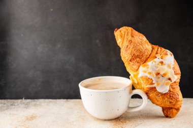 Kruvasan bademi taze pişmiş tatlı tatlı tatlı aperatif lezzetli gurme yemek arkaplanı masa kırsal yiyeceklerin üst görünümü fotokopi alanı.