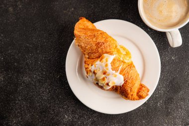 Kruvasan bademi taze pişmiş tatlı tatlı tatlı aperatif lezzetli gurme yemek arkaplanı masa kırsal yiyeceklerin üst görünümü fotokopi alanı.