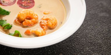 Tom Kha karides çorbası, hindistan cevizi sütü, miso macunu lezzetli deniz ürünleri aperatifleri taze lezzetli gurme yemek arkaplanı masa rustik yemekler üst görünüm fotokopi alanı pesseeter diyeti