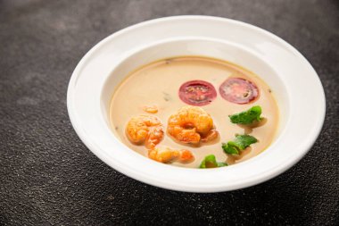 Tom Kha karides çorbası, hindistan cevizi sütü, miso macunu lezzetli deniz ürünleri aperatifleri taze lezzetli gurme yemek arkaplanı masa rustik yemekler üst görünüm fotokopi alanı pesseeter diyeti