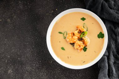 Tom Kha karides çorbası, hindistan cevizi sütü, miso macunu lezzetli deniz ürünleri aperatifleri taze lezzetli gurme yemek arkaplanı masa rustik yemekler üst görünüm fotokopi alanı pesseeter diyeti