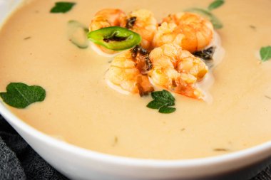 Tom Kha karides çorbası, hindistan cevizi sütü, miso macunu lezzetli deniz ürünleri aperatifleri taze lezzetli gurme yemek arkaplanı masa rustik yemekler üst görünüm fotokopi alanı pesseeter diyeti