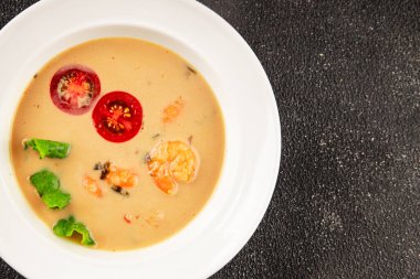 Tom Kha karides çorbası, hindistan cevizi sütü, miso macunu lezzetli deniz ürünleri aperatifleri taze lezzetli gurme yemek arkaplanı masa rustik yemekler üst görünüm fotokopi alanı pesseeter diyeti
