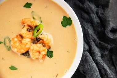 Tom Kha karides çorbası, hindistan cevizi sütü, miso macunu lezzetli deniz ürünleri aperatifleri taze lezzetli gurme yemek arkaplanı masa rustik yemekler üst görünüm fotokopi alanı pesseeter diyeti
