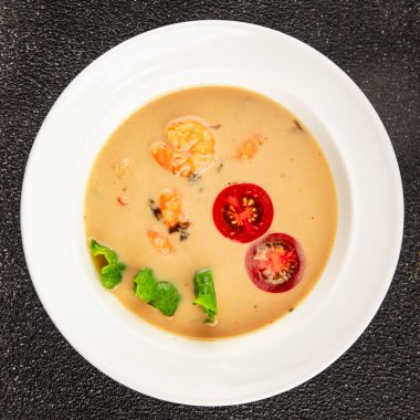 Tom Kha karides çorbası, hindistan cevizi sütü, miso macunu lezzetli deniz ürünleri aperatifleri taze lezzetli gurme yemek arkaplanı masa rustik yemekler üst görünüm fotokopi alanı pesseeter diyeti