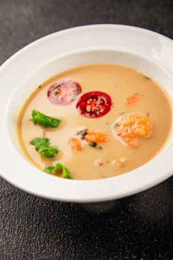 Tom Kha karides çorbası, hindistan cevizi sütü, miso macunu lezzetli deniz ürünleri aperatifleri taze lezzetli gurme yemek arkaplanı masa rustik yemekler üst görünüm fotokopi alanı pesseeter diyeti